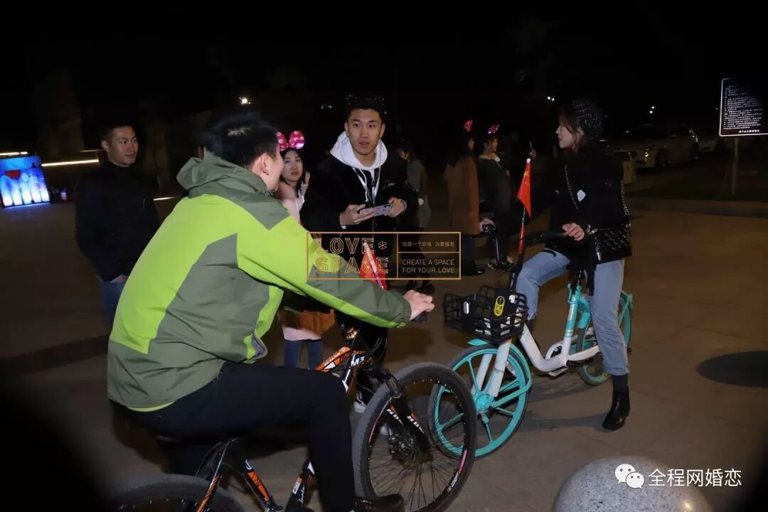 抖音比较火的百合情侣_抖音很火的百合情侣_百合接吻抖音版