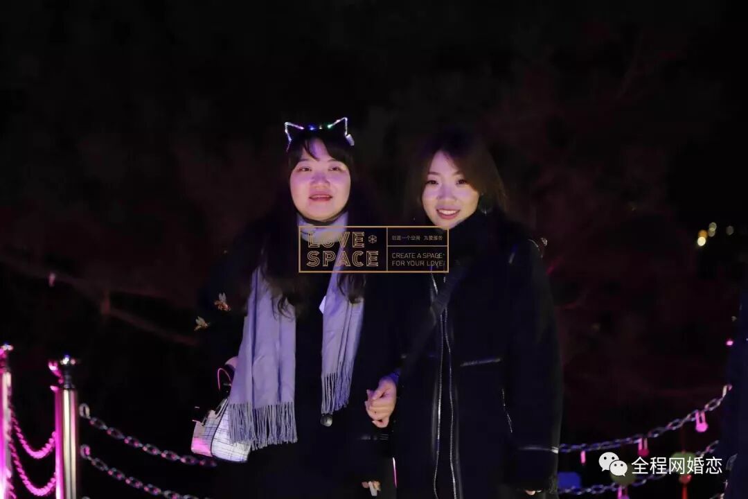 抖音比较火的百合情侣_百合接吻抖音版_抖音很火的百合情侣