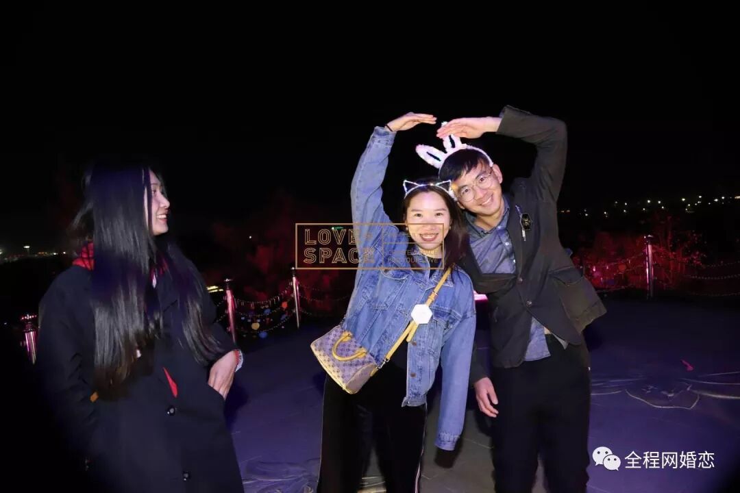 抖音比较火的百合情侣_百合接吻抖音版_抖音很火的百合情侣