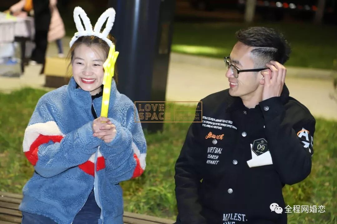 抖音比较火的百合情侣_百合接吻抖音版_抖音很火的百合情侣