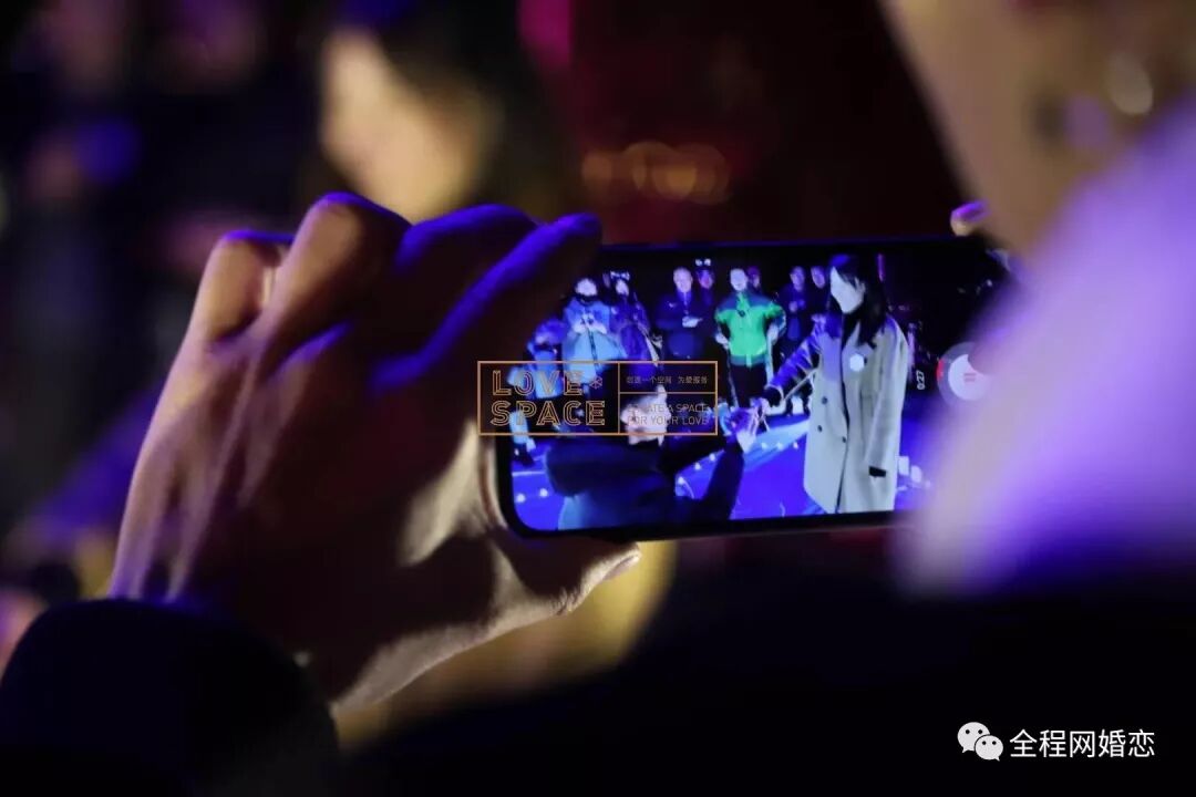 百合接吻抖音版_抖音比较火的百合情侣_抖音很火的百合情侣