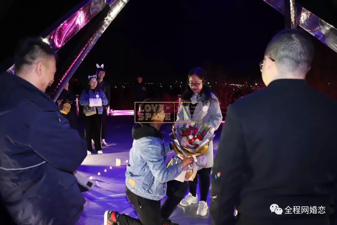 百合接吻抖音版_抖音很火的百合情侣_抖音比较火的百合情侣