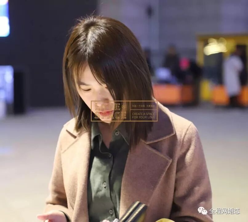 百合接吻抖音版_抖音很火的百合情侣_抖音比较火的百合情侣