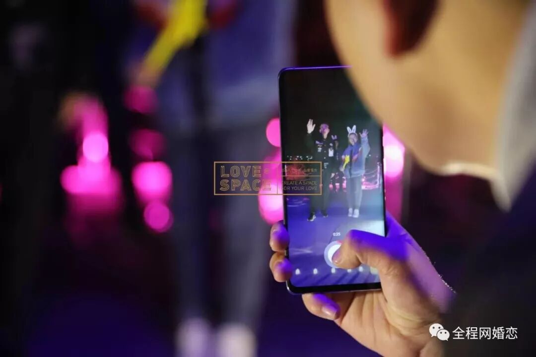 百合接吻抖音版_抖音很火的百合情侣_抖音比较火的百合情侣