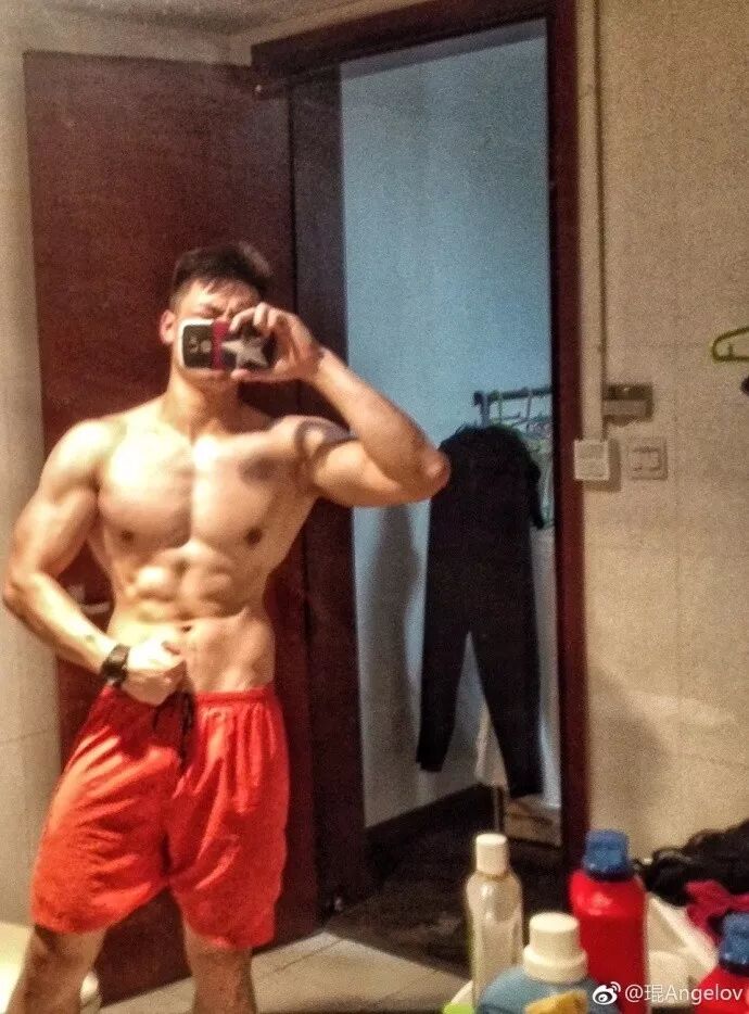 他 身高1cm 體重90kg 一身肌肉帥炸 肌肉男訓練營 微文庫