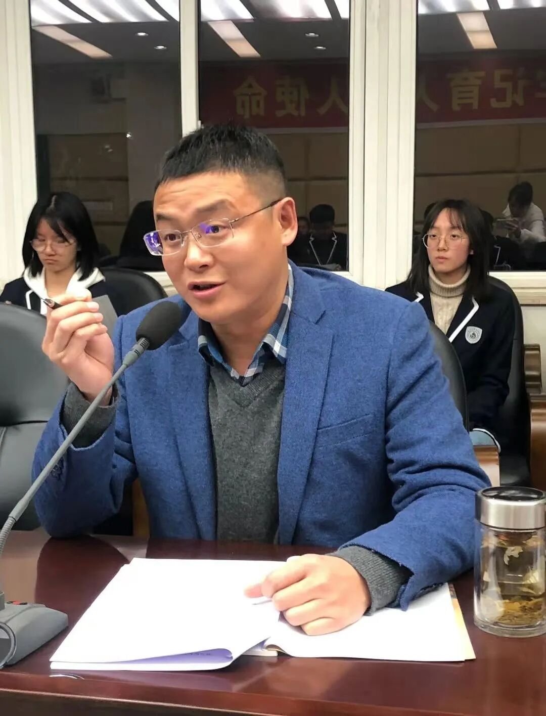 唐波主任主持会议3号提案发起人代表,高二1班陈治金交流2号提案发起人