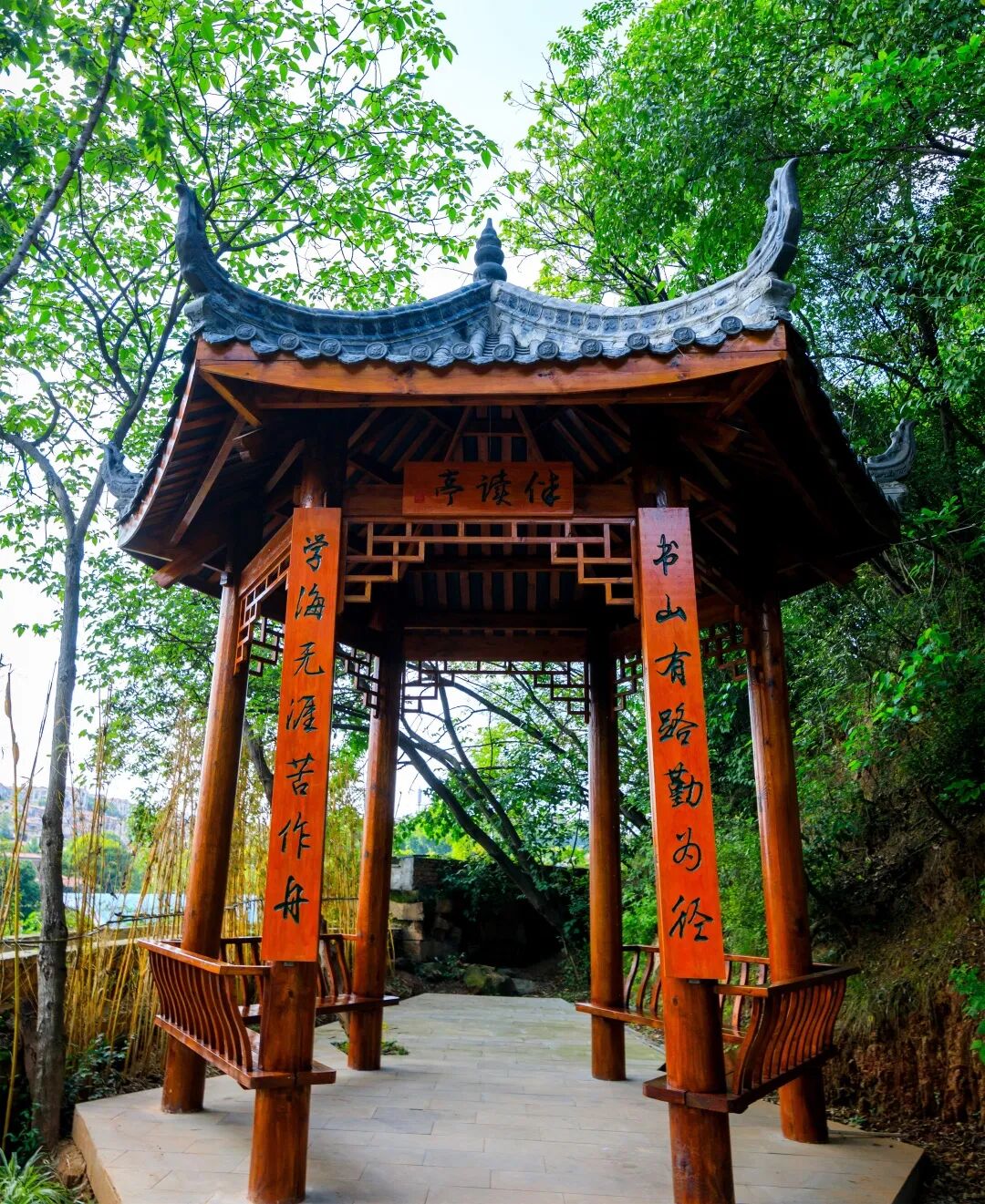 伴山古道:伴山情悠,长亭古道,凝望,远去的方向西蜀书院:惟蜀有才,伴山