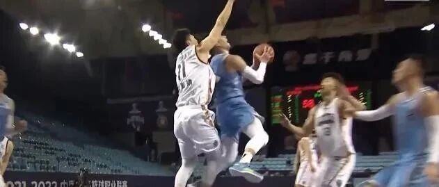 北京首钢单节38-6狂胜41分 浙江送新疆5连败