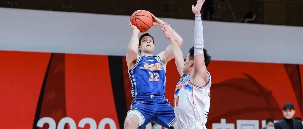 上海终结新疆连胜脚步 张兆旭对裁判做了什么？