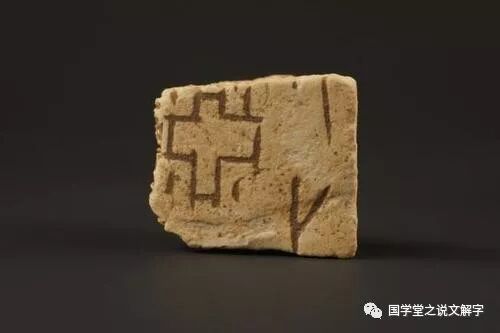 五千多年以前的青墩遗址出土了刻于羊角之上的一些数字刻符,易学专家