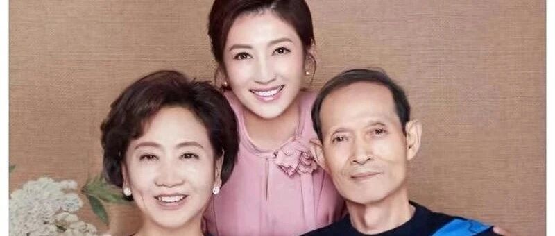 47岁徐春妮携父母 陪老公回山西老家探亲,刚强母亲现身 母子俩很像