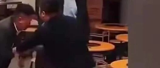 哈尔滨一教授去世后，儿子用“鞋盒”装骨灰？被骂上热搜后，殡葬司仪不惯着他了！