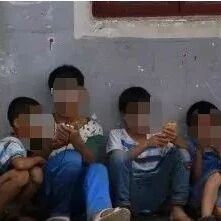 “只要摸手机，就是死路一条！” 班级群视频中的孩子满身鲜血，是被亲爸打的