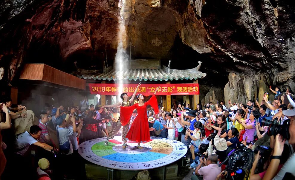 △（资料图）夏至“立竿无影”。何异能 摄