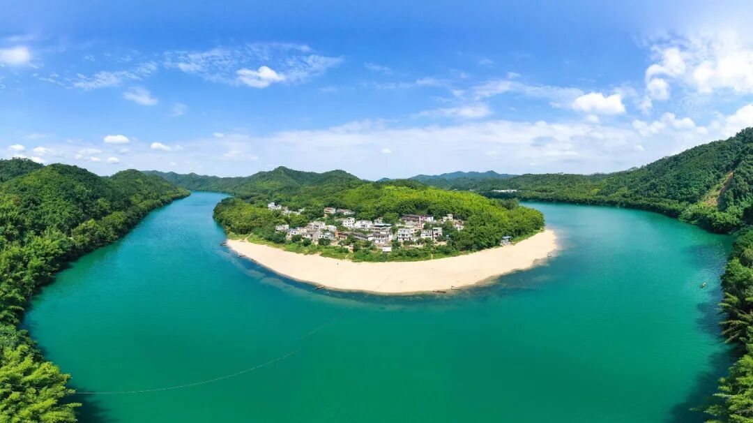 贺江唯一沙滩(摄影:梁亮)清水湾沙滩位于都平镇东南部,距离都平圩镇9.