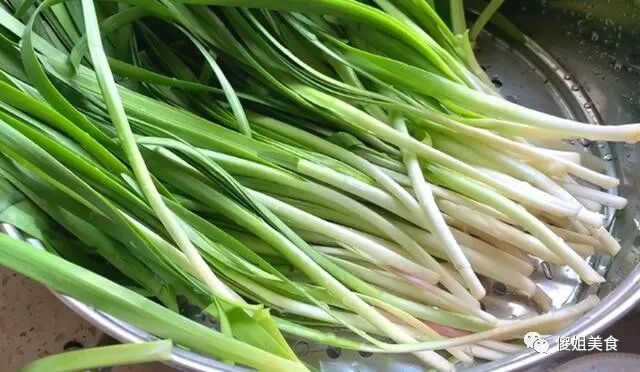 五更饺子 过年吃韭菜饺子，调馅时记住“3放2不放”，韭菜更翠绿，不出水，又鲜又香！