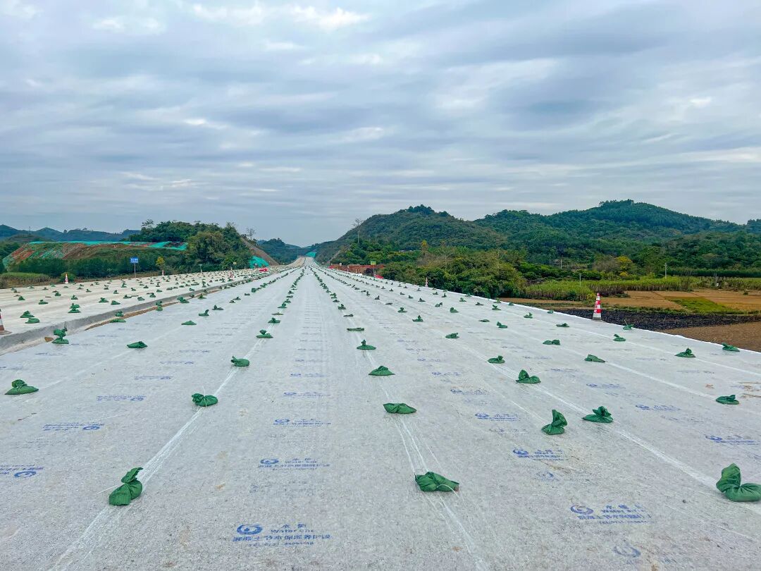 “锁住水分子” 小材料有大作为——崇爱高速推广应用水能量混凝土节水保湿养护膜