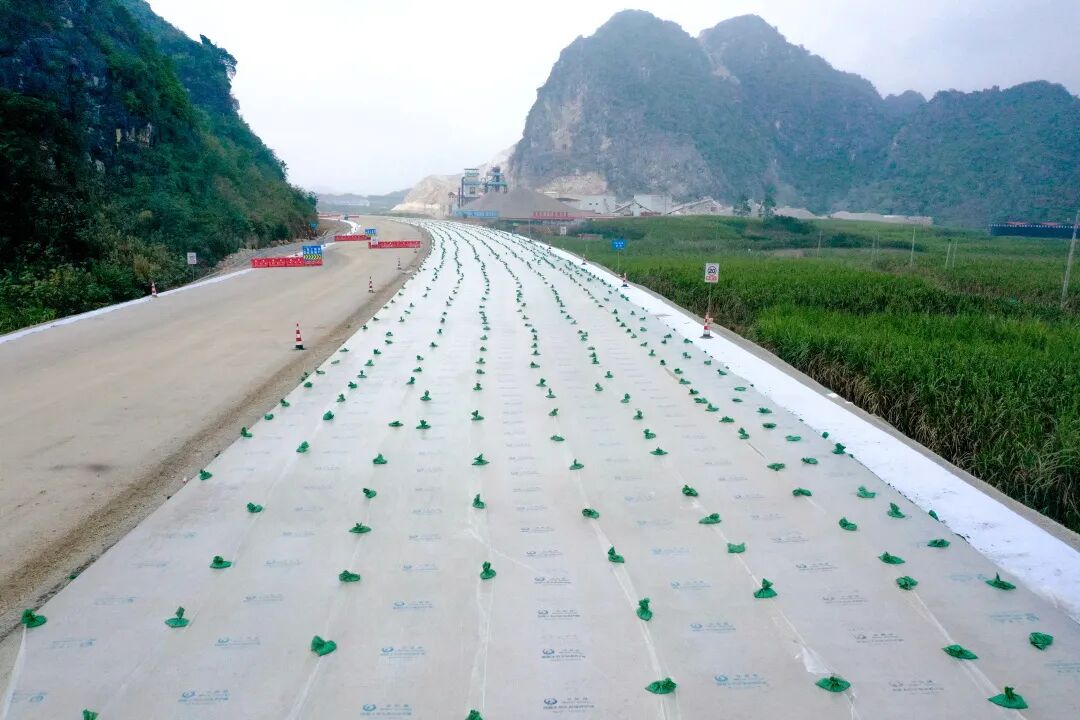 “锁住水分子” 小材料有大作为——崇爱高速推广应用水能量混凝土节水保湿养护膜