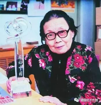 这个众叛亲离，争议无数的中国裹脚老太太，风烛残年只能流亡海外，可她却是当之无愧的 ...