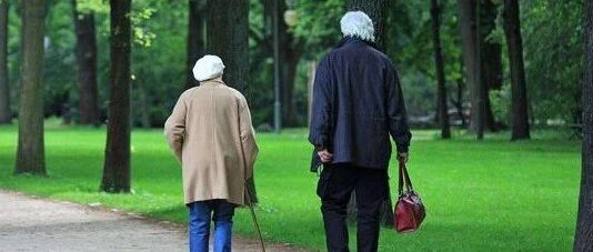 人老了才明白：与亲戚断交，与同事断联，寻三五知己，各自安好