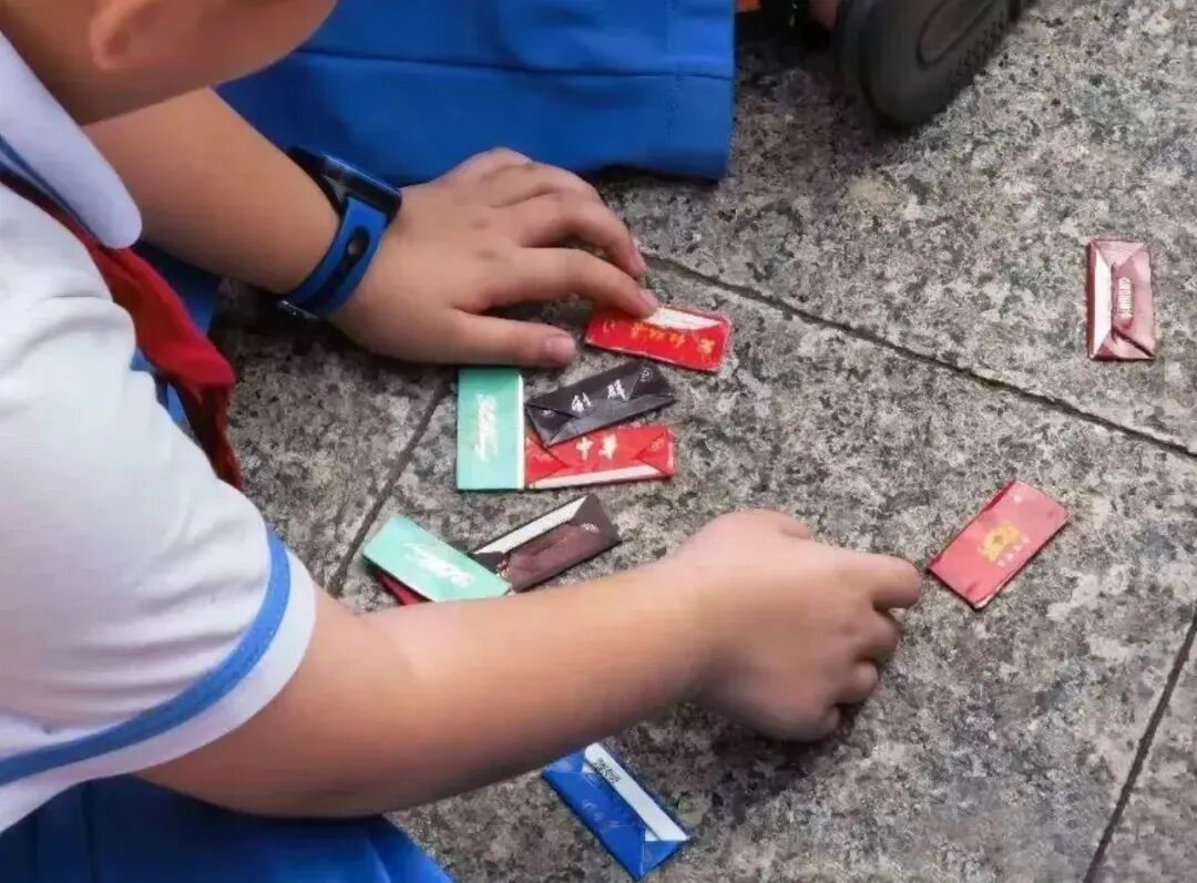 如前几年,在微信表情中,有个戴军盔,抽香烟的大兵,为避免对孩子的诱导
