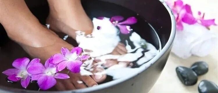 天天用热水泡脚，到底是养生还是慢性自杀？5种人坚决不能泡脚