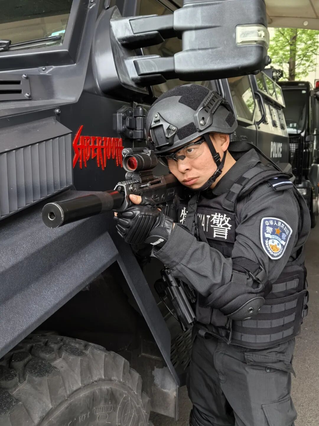 "我在这,就不能让你跳下去" 上海特警深夜救助轻生女子