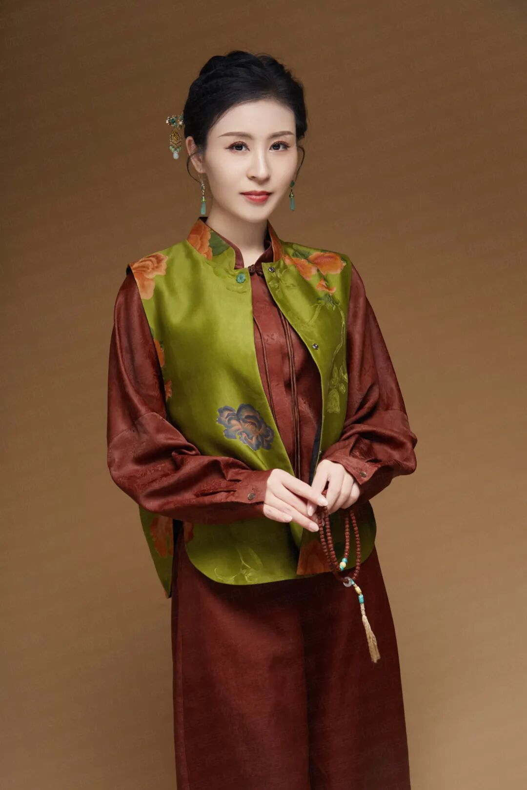 周莹雅学国风高定服饰丨非遗国粹香云纱系列新品正式发布