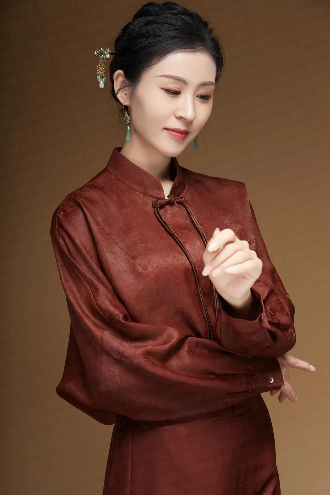 周莹雅学国风高定服饰丨非遗国粹香云纱系列新品正式发布