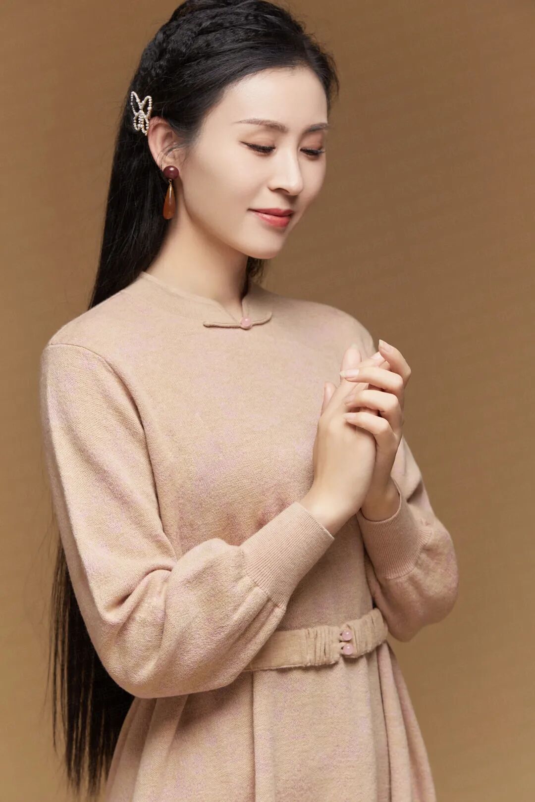 周莹雅学国风高定服饰丨非遗国粹香云纱系列新品正式发布