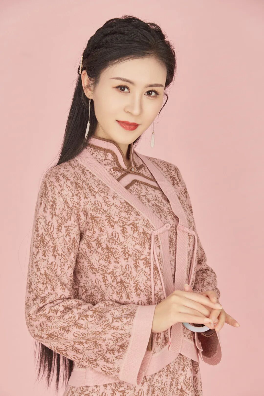 周莹雅学国风高定服饰丨非遗国粹香云纱系列新品正式发布