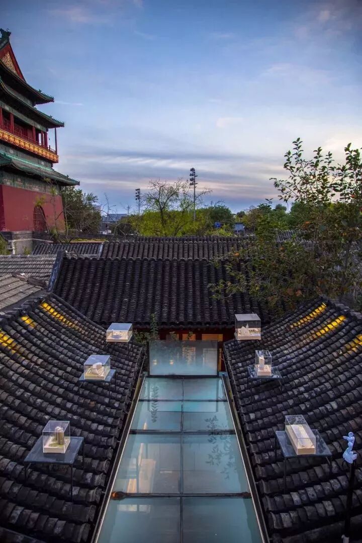 型四合院中置入了玻璃块,形成了一个"北眺钟楼,南望鼓楼"的浪漫屋顶