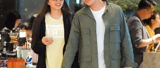 28岁TVB小生苦熬十年终于上位，与女友因戏结缘爱得甜蜜