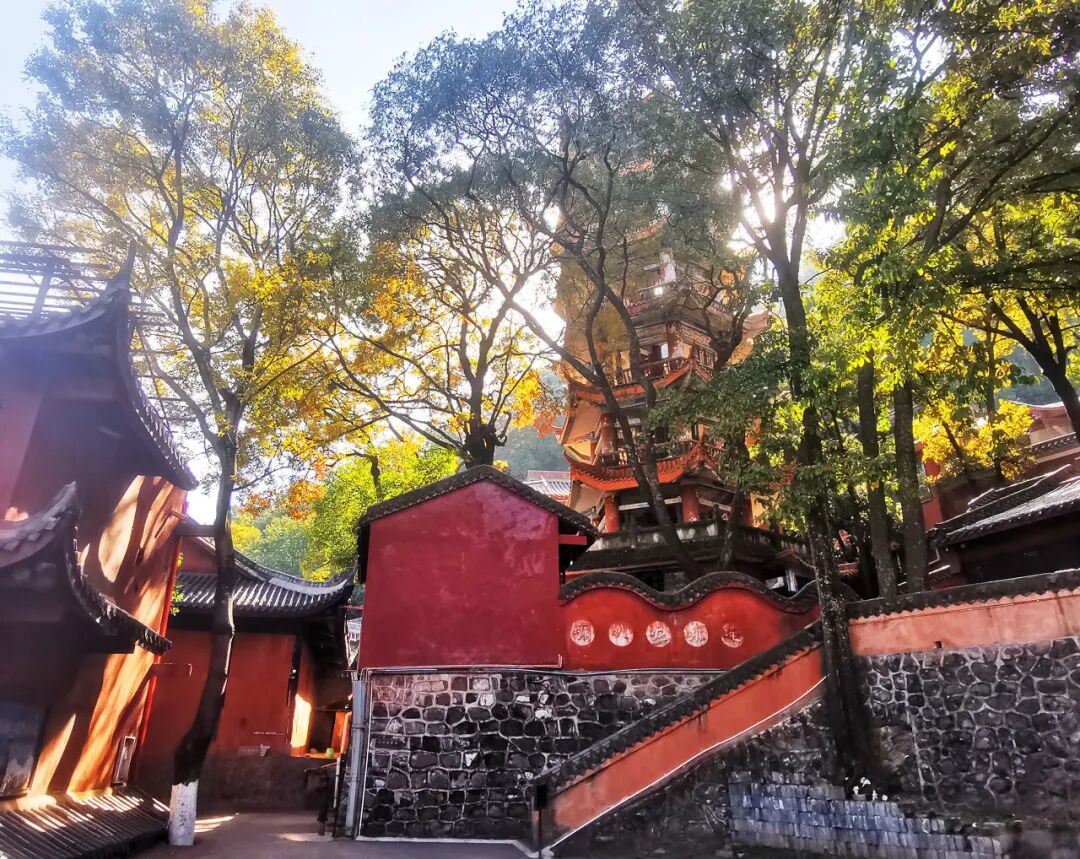 国内“避暑”天花板：游客不足大理的1%，安逸不输成都！均温18℃，不用空调！！严重被低估了......