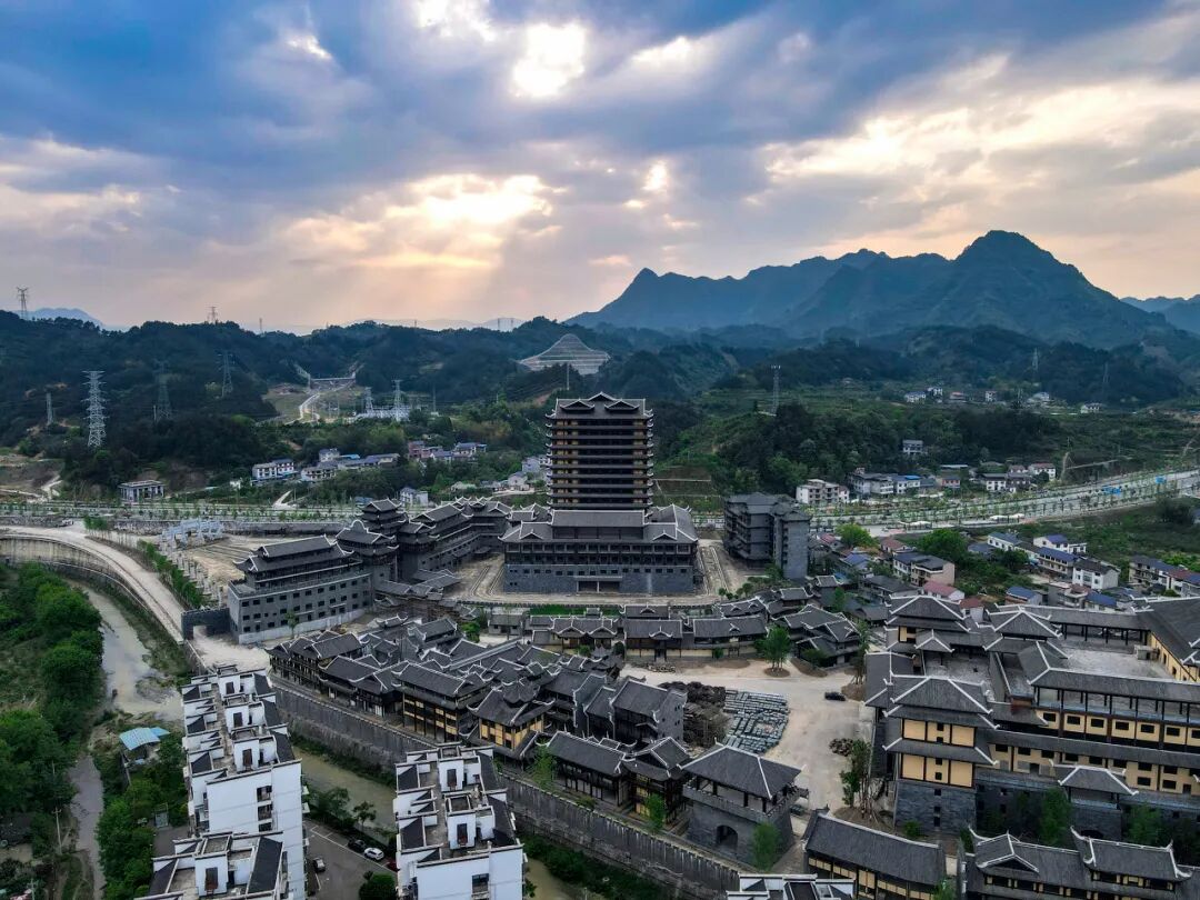 24亿修建，四年亏10亿！张家界的这座古城，沦为空城，停车场竟是唯一盈利项目