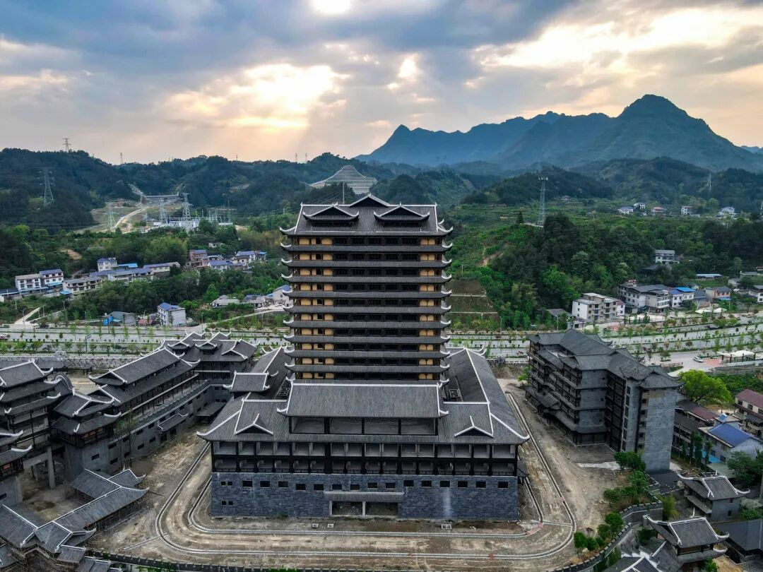 24亿修建，四年亏10亿！张家界的这座古城，沦为空城，停车场竟是唯一盈利项目