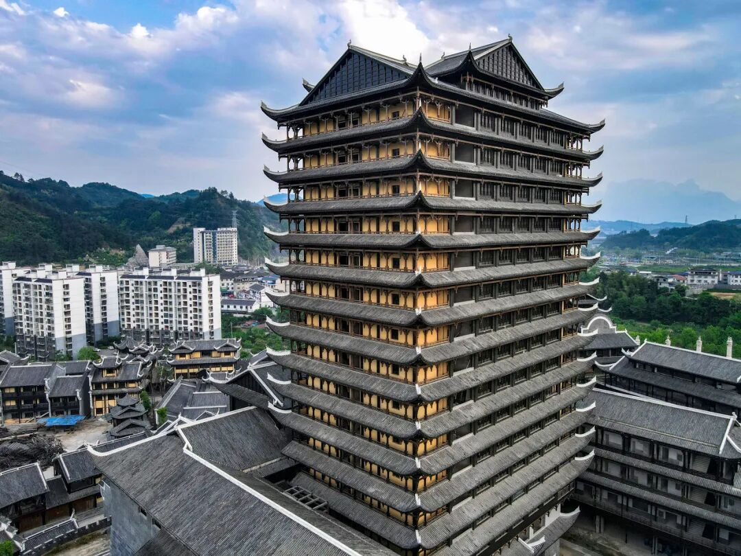 24亿修建，四年亏10亿！张家界的这座古城，沦为空城，停车场竟是唯一盈利项目