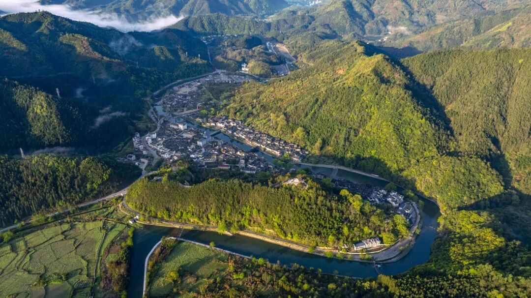 别只知道乌镇、西塘了！这个不收门票的千年古镇，人少景美，2000元能玩一个月，太适合养老了