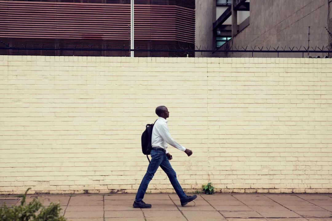 世界唯一人人“亿万富翁”的国家：一个鸡蛋20万亿，花钱论斤称，钞票遍地没人捡！却买不起水喝......