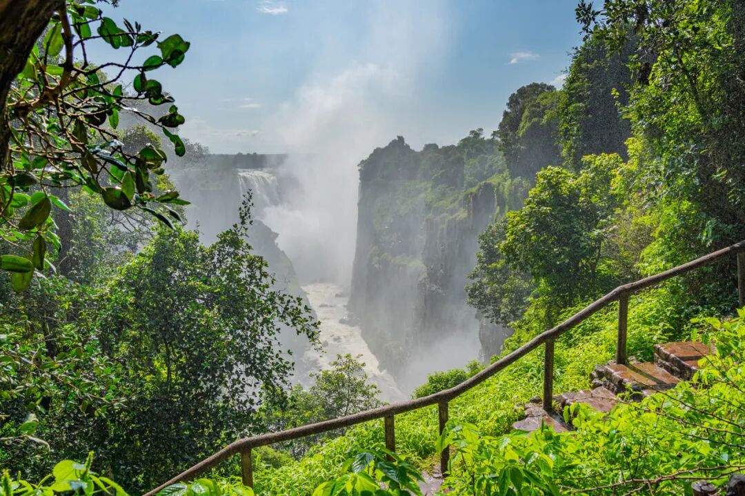 世界唯一人人“亿万富翁”的国家：一个鸡蛋20万亿，花钱论斤称，钞票遍地没人捡！却买不起水喝......