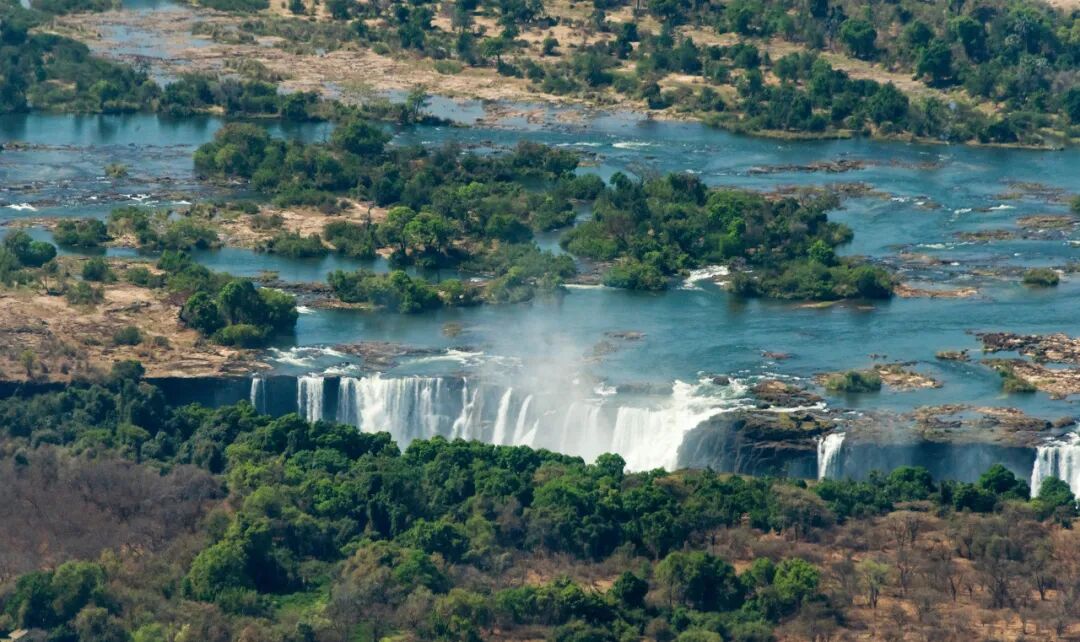 世界唯一人人“亿万富翁”的国家：一个鸡蛋20万亿，花钱论斤称，钞票遍地没人捡！却买不起水喝......