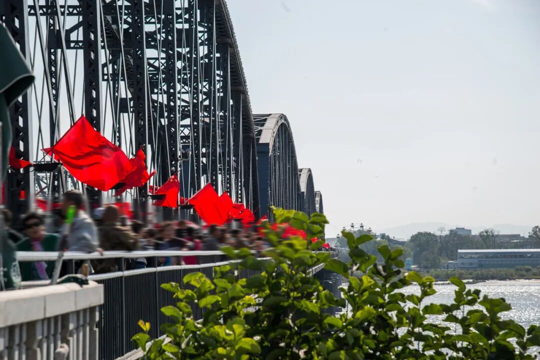 中国最大的“边境”城市，1000元就能玩爽！水果管够，海鲜管饱，比大连安逸，还藏着最美的秋色