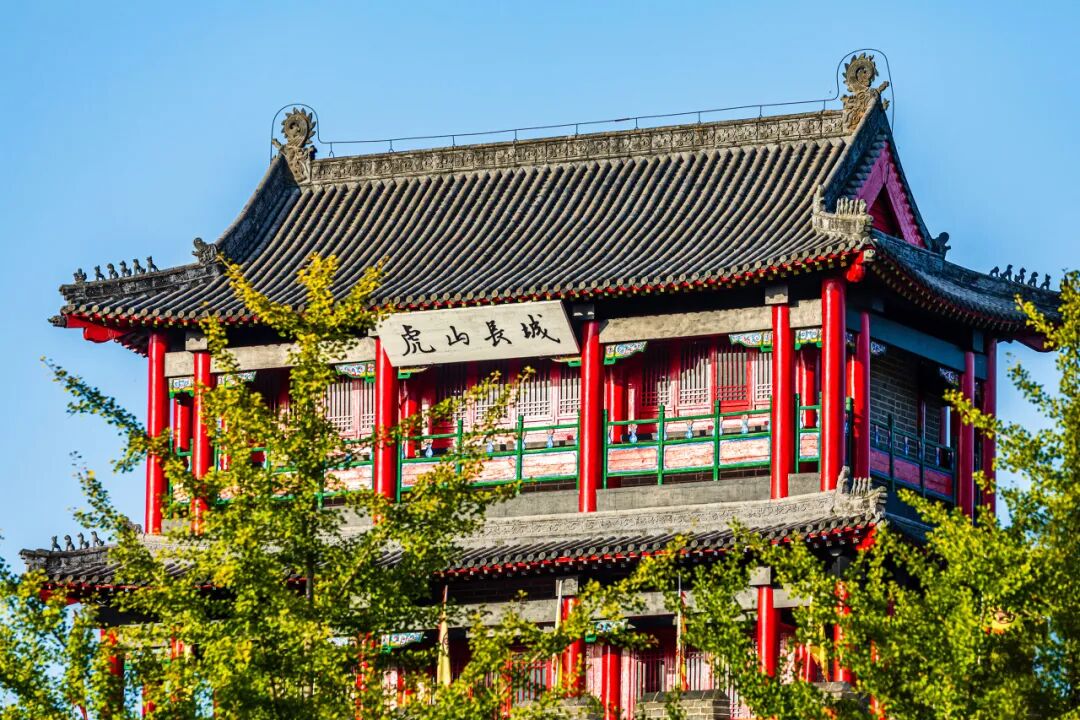 中国最大的“边境”城市，1000元就能玩爽！水果管够，海鲜管饱，比大连安逸，还藏着最美的秋色