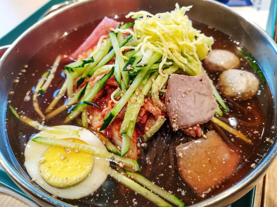 中国最大的“边境”城市，1000元就能玩爽！水果管够，海鲜管饱，比大连安逸，还藏着最美的秋色