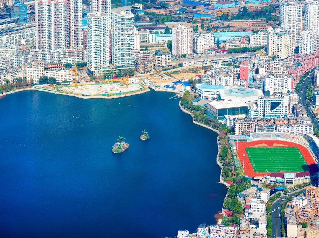 国内最适合“躺平”的城市：四季如春，房价叫板鹤岗！7W能买房，5点下班，每年却有3W人想逃离...