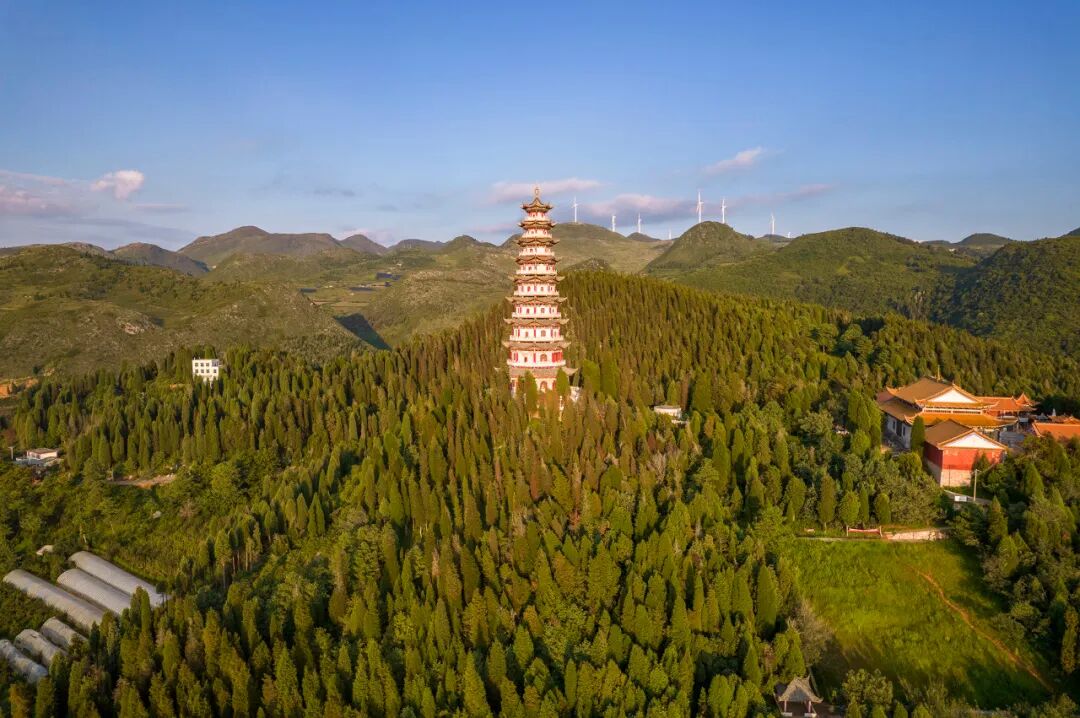 国内最适合“躺平”的城市：四季如春，房价叫板鹤岗！7W能买房，5点下班，每年却有3W人想逃离...