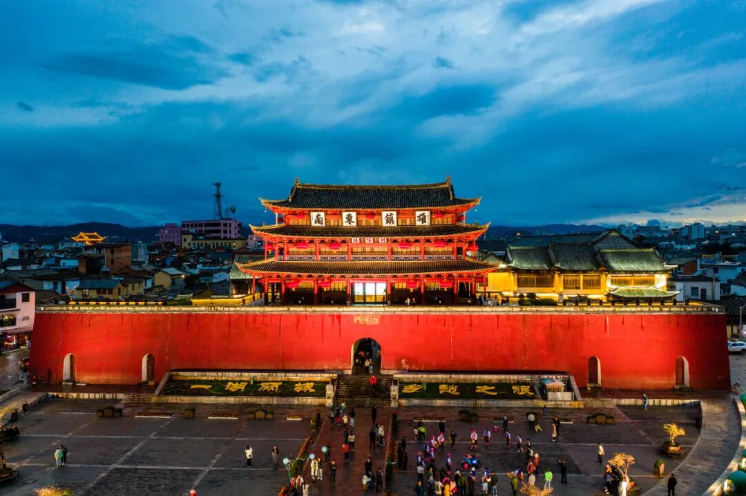 国内最适合“躺平”的城市：四季如春，房价叫板鹤岗！7W能买房，5点下班，每年却有3W人想逃离...