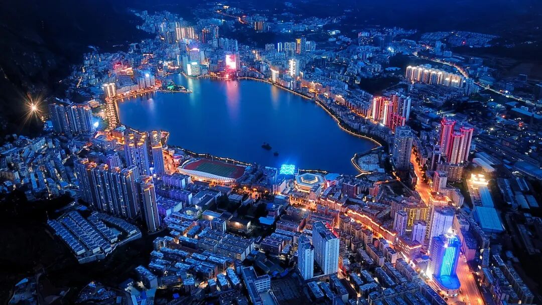 国内最适合“躺平”的城市：四季如春，房价叫板鹤岗！7W能买房，5点下班，每年却有3W人想逃离...