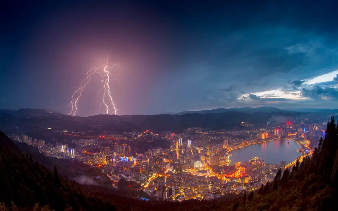 国内最适合“躺平”的城市：四季如春，房价叫板鹤岗！7W能买房，5点下班，每年却有3W人想逃离...