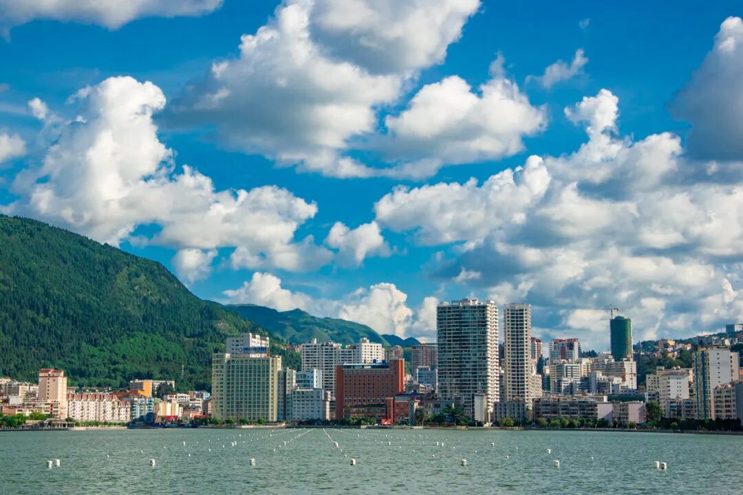 国内最适合“躺平”的城市：四季如春，房价叫板鹤岗！7W能买房，5点下班，每年却有3W人想逃离...